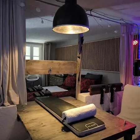 Love-room Discret 40 M2 Les Mimosas Village Avec Terrasse Maison d'hôtes *